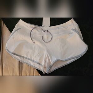 Alo yoga coolfit shorts in white S NWT